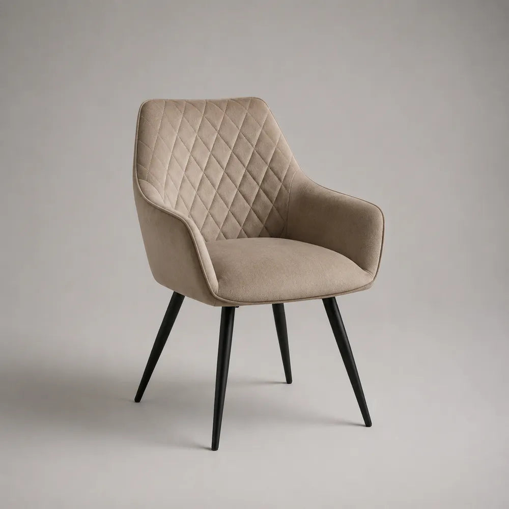 Poltroncina da pranzo imbottita in tessuto beige con braccioli e gambe in acciaio nero 60 x 62 x 82 cm