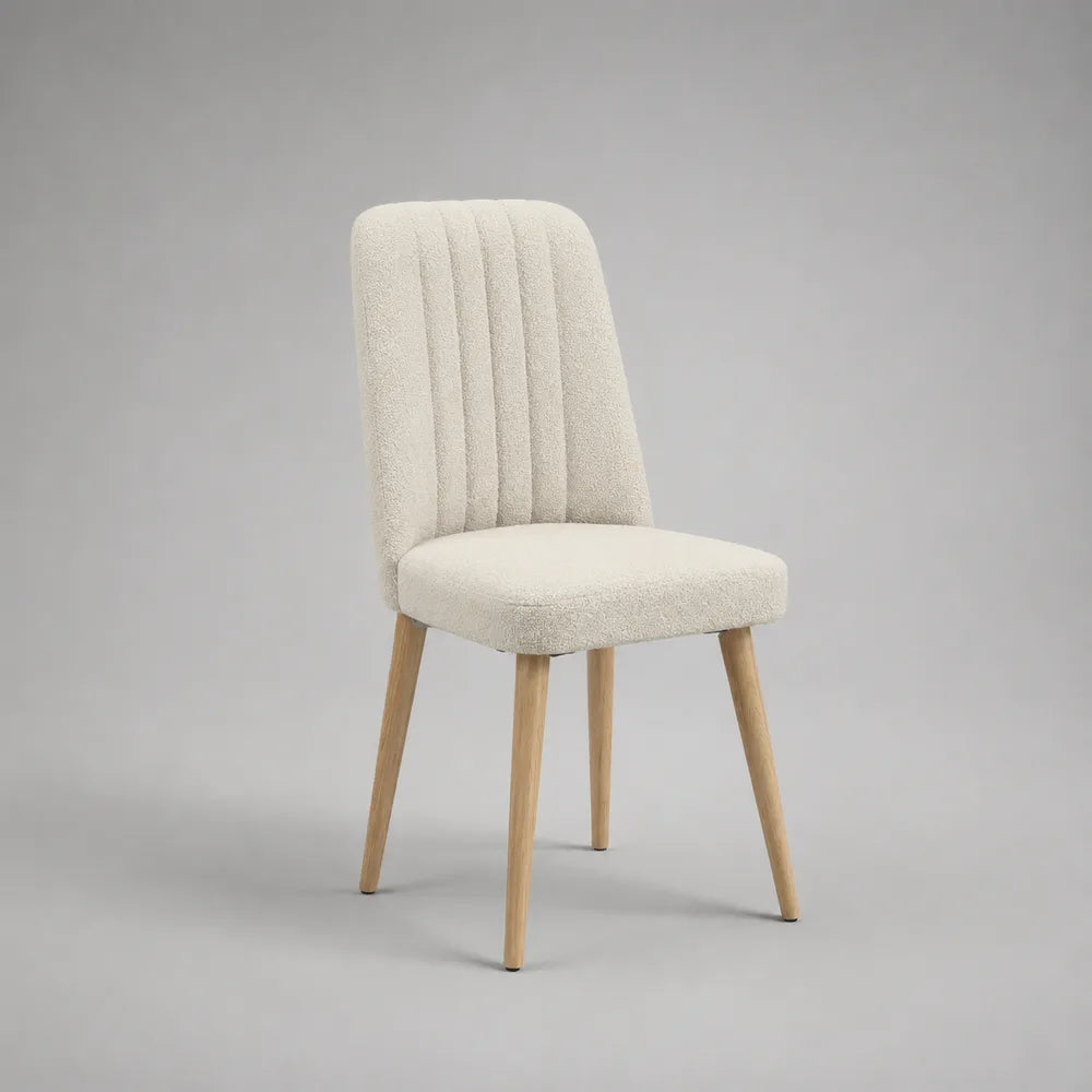 Sedia da pranzo imbottita in tessuto bouclé bianco con gambe in legno naturale 48 x 55 x 88 cm