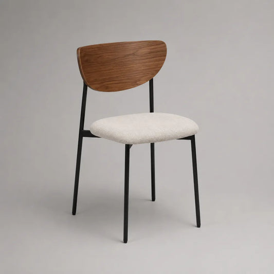 Sedia da pranzo con schienale in legno seduta imbottita in tessuto bouclé e struttura in acciaio nero 48x55x82 cm